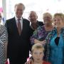 De burgemeesters samen met de familie van Joke van den Boomen op de foto.